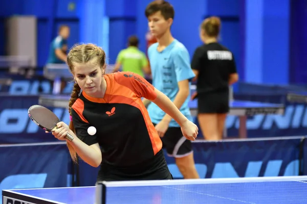 Orenburg, Federacja Rosyjska - 15 września 2017 roku: dziewczyna gry ping pong — Zdjęcie stockowe