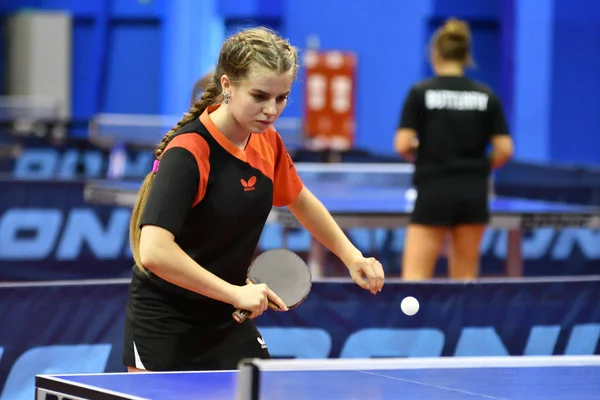 Orenburg, Rusia - 15 de septiembre de 2017 año: chica jugando ping pong — Foto de Stock