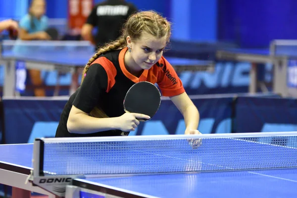 Orenburg, russland - 15. september 2017 jahr: mädchen spielt pingpong — Stockfoto