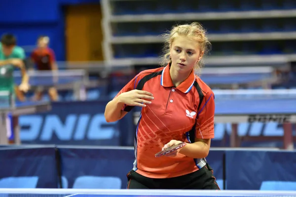 Orenburg, Rusia - 15 de septiembre de 2017 año: chica jugando ping pong — Foto de Stock