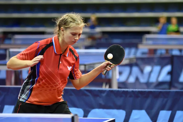 Orenburg, russland - 15. september 2017 jahr: mädchen spielt pingpong — Stockfoto