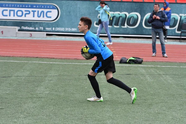 Orenburg, Russia - May 28, 2017 year: The boys play football — Stock Photo, Image