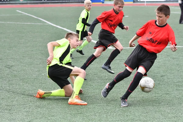 Orenburg, Rússia - 28 de maio de 2017 ano: Os meninos jogam futebol — Fotografia de Stock