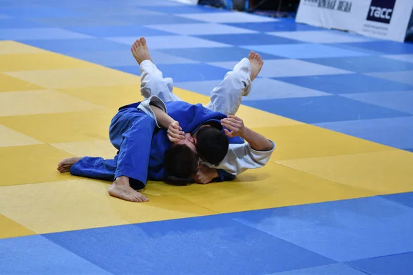 Orenburg, Rusia - 21 de octubre de 2016: Los niños compiten en Judo — Foto de Stock