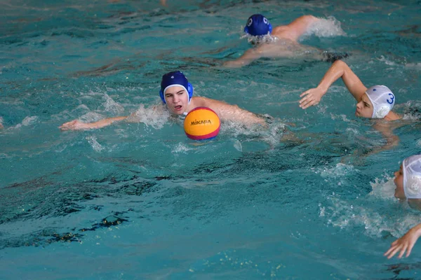 Orenburg, russland - 4. Mai 2017 jahre: die knaben spielen im wasserball — Stockfoto