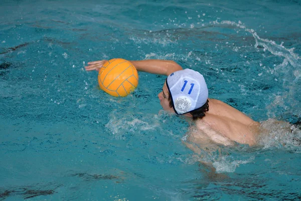 Orenburg, Russie - 4 mai 2017 ans : les garçons jouent au water-polo — Photo