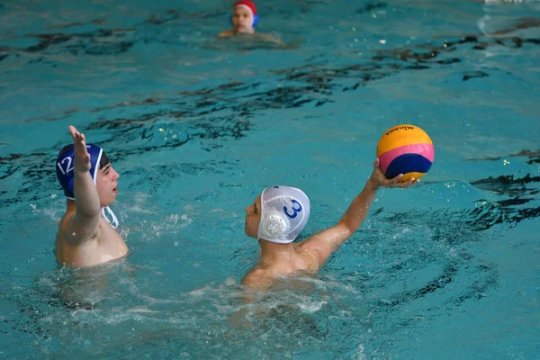 Orenburg, Russia - May 4, 2017 years: the boys play in water polo — Stock Photo, Image