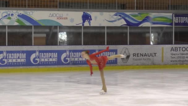 Orenburg, Rusya 25 Şubat 2017 yıl: kız rekabet Artistik Patinaj — Stok video