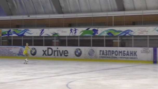 Orenburg, Russland 25. März 2017 Jahr: Mädchen messen sich im Eiskunstlauf — Stockvideo