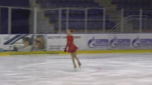 奥伦堡，俄罗斯 2017 年 3 月 25 日年： 参加花样滑冰的女孩 — 图库视频影像