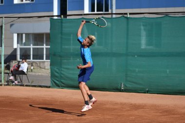 Orenburg, Rusya Federasyonu - 15 Ağustos 2017 yıl: Tenis oynayan çocuklar 