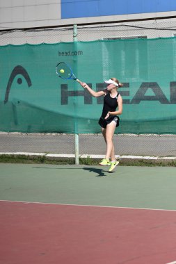 Orenburg, Rusya Federasyonu - 15 Ağustos 2017 yıl: Tenis oynayan kız