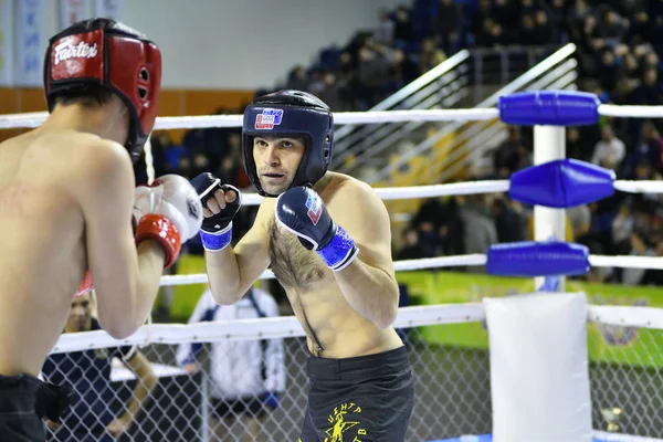 Orenburg, Ryssland - 18 februari 2017 år: stridande tävla i mixed martial arts — Stockfoto