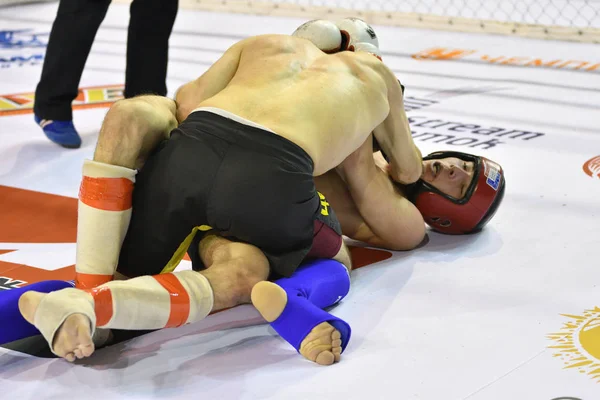 Orenburg, Rússia - 18 de fevereiro de 2017 ano: Os lutadores competem em artes marciais mistas — Fotografia de Stock