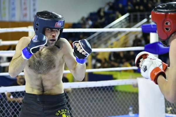 Orenburg, Rússia - 18 de fevereiro de 2017 ano: Os lutadores competem em artes marciais mistas — Fotografia de Stock