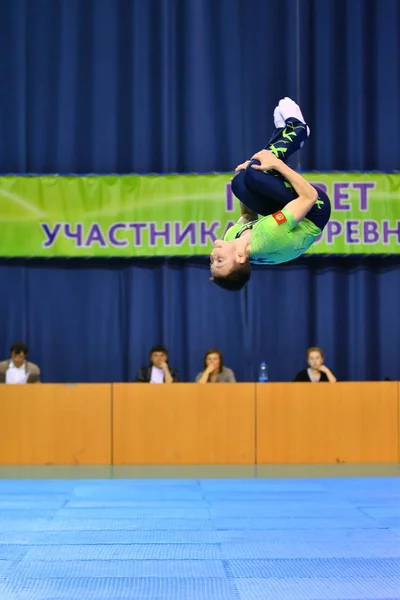 Orenburg, Rusland, 26-27 mei 2017 jaar: junioren concurreren in sportieve acrobatie — Stockfoto