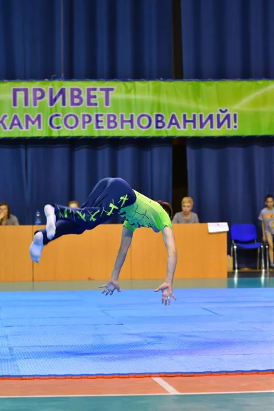 Orenburg, Rússia, 26-27 de maio de 2017 anos: Juniores competem em acrobacia esportiva — Fotografia de Stock