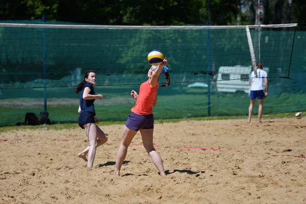 Orenburg, Rusya, 9 -1 0 Haziran 2017 yıl: plaj voleybolu City turnuva Beach Voleybol altın kumlarda oynuyor kız — Stok fotoğraf