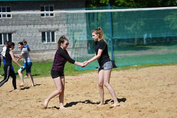 Orenburg, Rusia, 9 -1 0 Junio 2017 año: Niña jugando voleibol playa en el torneo de la ciudad Voleibol Playa Golden Sands — Foto de Stock