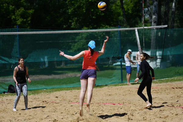Orenburg, Rusya, 9 -1 0 Haziran 2017 yıl: plaj voleybolu City turnuva Beach Voleybol altın kumlarda oynuyor kız — Stok fotoğraf