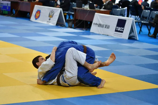 Orenburg, Oroszország - 2016. október 21.: fiúk versenyeznek Judo — Stock Fotó