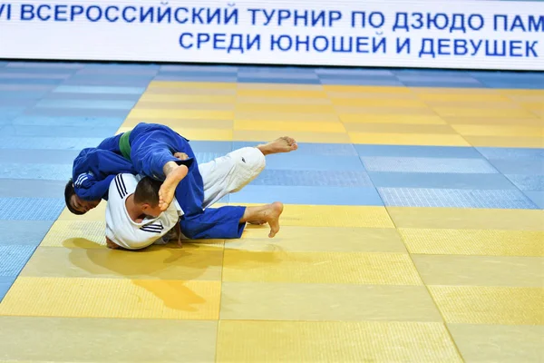 Orenburg, Rusland - 21 oktober 2016: jongens concurreren in Judo — Stockfoto