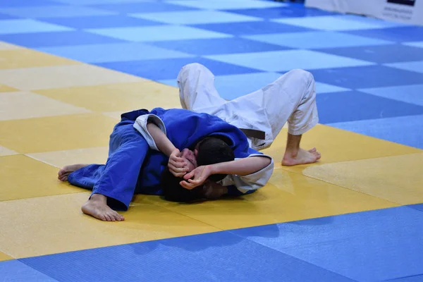 Orenburg, Rússia - 21 de outubro de 2016: Meninos competem em Judô — Fotografia de Stock