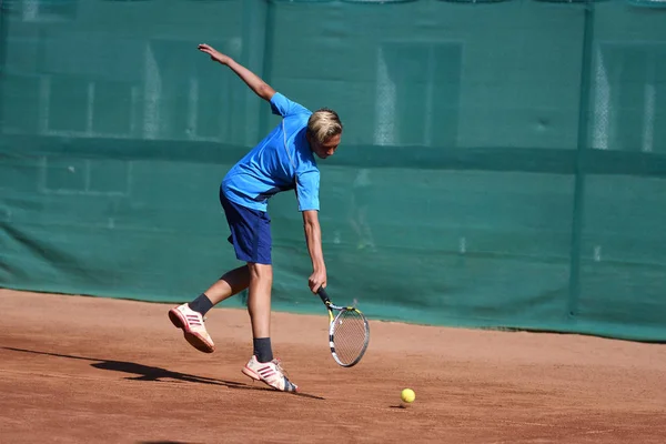 Orenburg, Rusia - 15 de agosto de 2017 año: Niños jugando al tenis —  Fotos de Stock