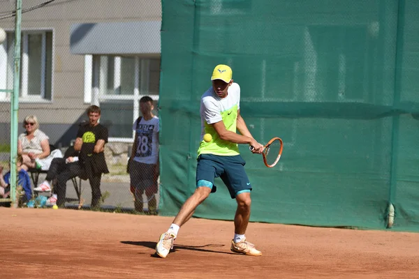 Orenburg, Rusko - 15 srpna 2017 rok: kluci hrají tenis — Stock fotografie