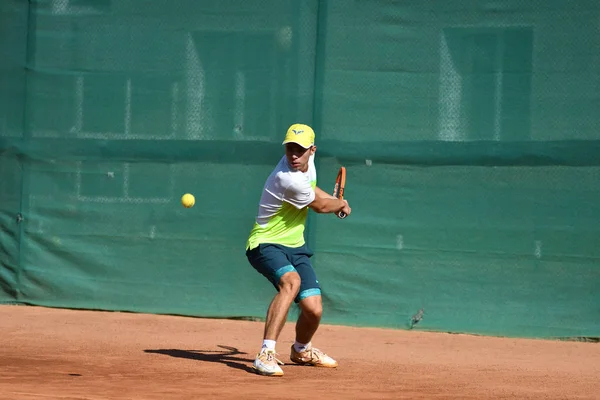 Orenburg, Rusia - 15 de agosto de 2017 año: Niños jugando al tenis — Foto de Stock