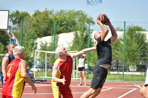 Orenburg, Russia - July 30, 2017 year: men play Street Basketball — Stock Photo, Image