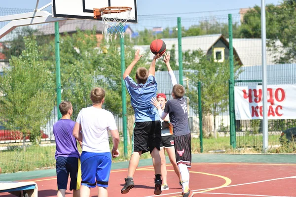 Orenburg, Rússia - Julho 30, 2017 ano: os homens jogam basquete de rua — Fotografia de Stock