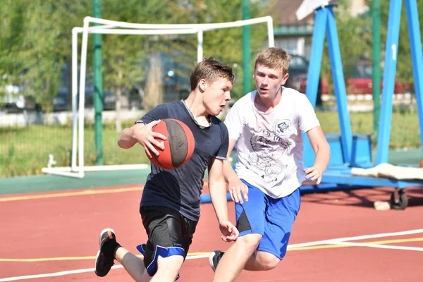 Orenburg, Rússia - Julho 30, 2017 ano: os homens jogam basquete de rua — Fotografia de Stock