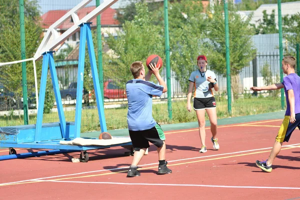 Оренбург, Росія - 30 липня 2017 року: чоловіки грають вулиці Баскетбол — стокове фото