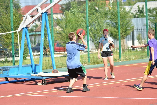 Orenburg, Rusland - 30 juli 2017 jaar: mannen spelen basketbal van de straat — Stockfoto