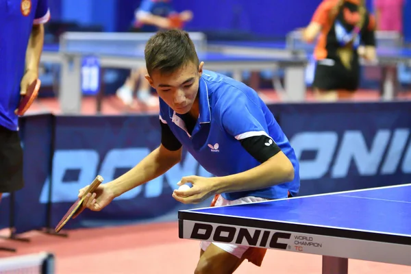 Orenburg, Russia - September 15, 2017 year: Boys playing ping pong — Stock Photo, Image