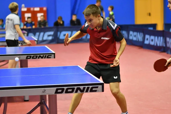 Orenburg, Rusia - 15 de septiembre de 2017 año: Niños jugando ping pong —  Fotos de Stock