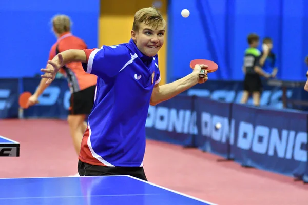 Orenburg, Rusia - 15 de septiembre de 2017 año: Niños jugando ping pong —  Fotos de Stock