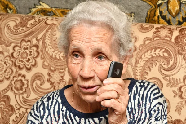 Yaşlı bir kadın ile bir cep telefonu