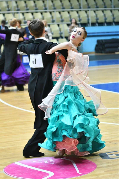 Orenburg, Rusko - 11. prosince 2016: Dívka a chlapec tanec — Stock fotografie