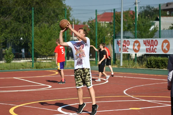 Orenburg, Russia - July 30, 2017 year: men play Street Basketball — Stock Photo, Image