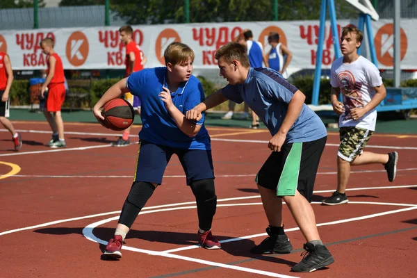 Orenburg, Russia - July 30, 2017 year: men play Street Basketball — Stock Photo, Image