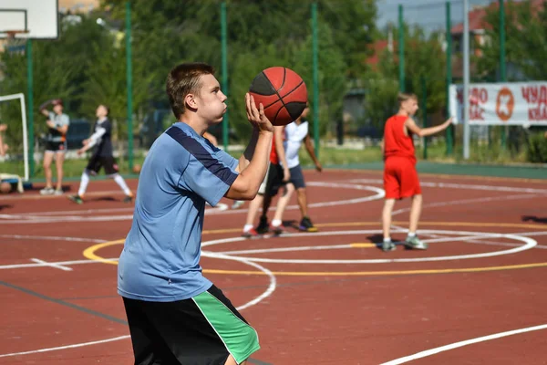 Orenburg, Rússia - Julho 30, 2017 ano: os homens jogam basquete de rua — Fotografia de Stock