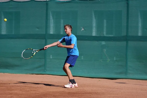 Orenburg, Russie - 15 août 2017 année : Garçons jouant au tennis — Photo