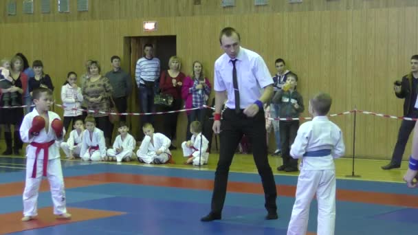 Orenburg, Rusland - 13 februari 2016: kinderen concurreren in jiu-jitsu — Stockvideo