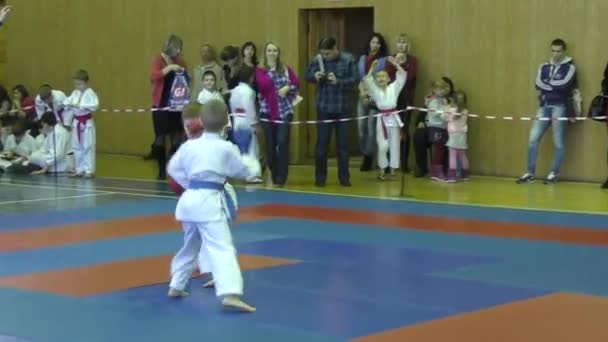 Orenburg, Rusland - 13 februari 2016: kinderen concurreren in jiu-jitsu — Stockvideo