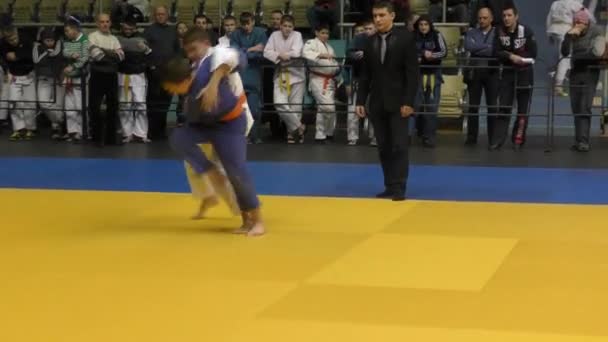 Orenburg, russland - 5. februar 2016: jungs messen sich im judo — Stockvideo