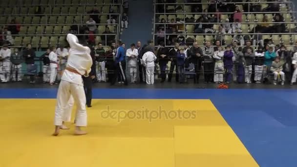 Orenburg, Ryssland - 5 februari 2016: pojkar tävla i judo — Stockvideo