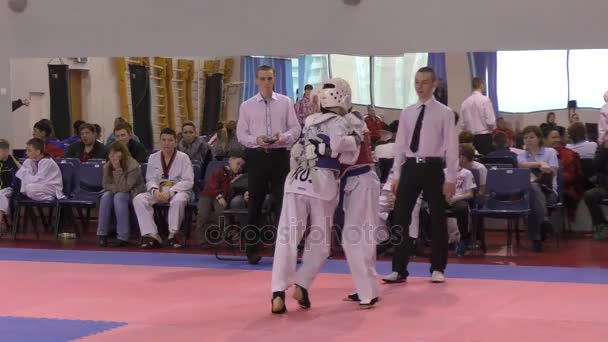 Orenburg, Rusia - 27 de marzo de 2016: Los chicos compiten en taekwondo . — Vídeo de stock