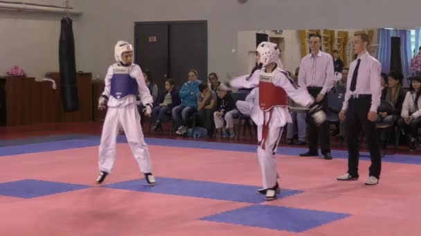 Orenburg, Russia - 27 March 2016: The boys compete in taekwondo. — Stock Video